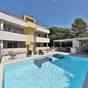 Luxury Nada With Pool Petrčane